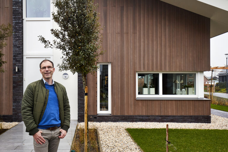 Joost voor zijn woning